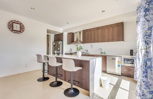 Point Cook House | StayAU 5BR Contemporary Getaway Point Cook