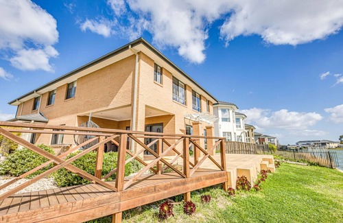 Point Cook House | StayAU 5BR Contemporary Getaway Point Cook