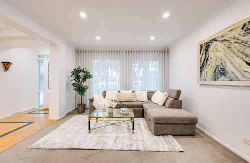 Sanctuary Lakes House | StayAU Family Group 6BR Oasis Sanctuary Lakeview