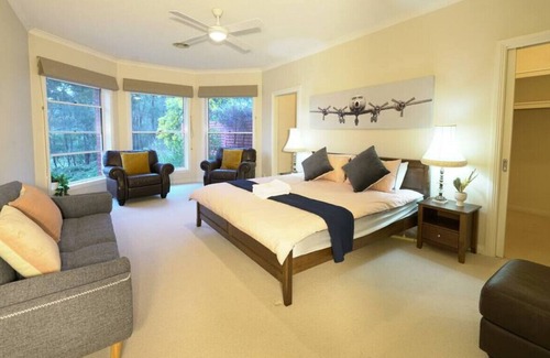 Heathcote Villa | StayAU Heathcote Vineyard Stay 5 BRM Villa with Pool BBQ