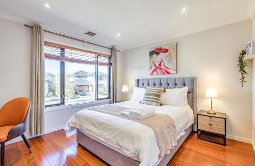 Sanctuary Lakes Apartment | StayAU Magnificent Lakefront Villa Stunning Views