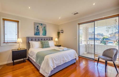 Sanctuary Lakes Apartment | StayAU Magnificent Lakefront Villa Stunning Views