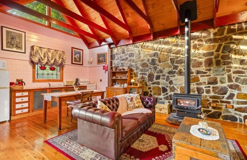 Mount Dandenong Cabin | StayAU Owls Croft Picturesque Cottage Valley View