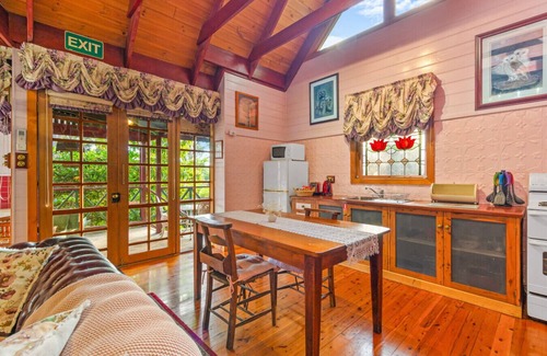 Mount Dandenong Cabin | StayAU Owls Croft Picturesque Cottage Valley View