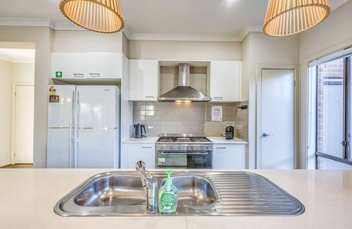 Pakenham House | StayAU Pakenham 5 BRM Hidden Oasis Pet-friendly