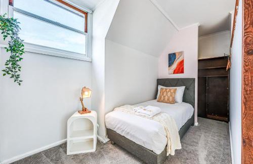Wendouree House | StayAU Private Two-Storey 6 Beds House Wendouree