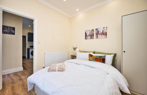 Stratford and New Town Apartment | Staycation in Stratford E15 ideal for 3