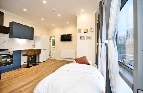 Stratford and New Town Apartment | Staycation in Stratford E15 ideal for 3