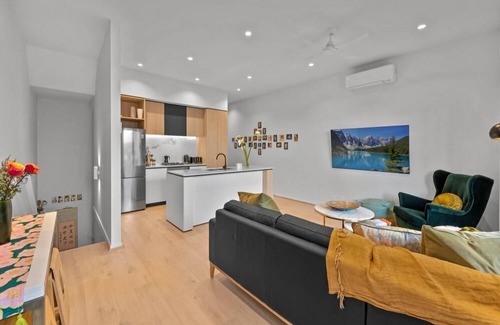 Coburg Apartment | StayCentral - Boulevard Gardens (Coburg) - Sacramento Way, Coburg - 3 Bedrooms, 4 Beds, 2 Bathrooms, 2 secure undercover parking spots.