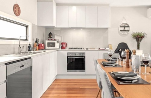 Thornbury House | StayCentral - Thornbury Entertainer Townhouse - Clarendon St, Thornbury - 2 Bedrooms, 2 Beds, 2 Bathrooms, 1 secure undercover parking spot (extra parking on street & carpark next door with limited parking).