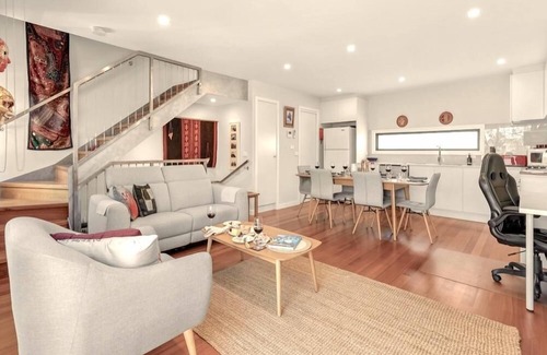 Thornbury House | StayCentral - Thornbury Entertainer Townhouse - Clarendon St, Thornbury - 2 Bedrooms, 2 Beds, 2 Bathrooms, 1 secure undercover parking spot (extra parking on street & carpark next door with limited parking).