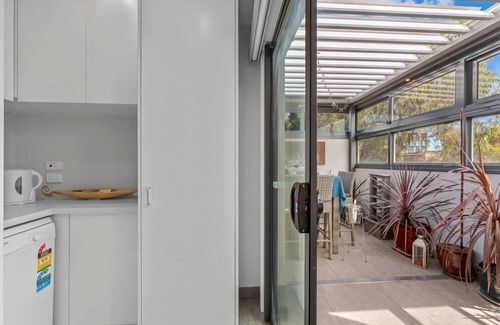 Thornbury House | StayCentral - Thornbury Entertainer Townhouse - Clarendon St, Thornbury - 2 Bedrooms, 2 Beds, 2 Bathrooms, 1 secure undercover parking spot (extra parking on street & carpark next door with limited parking).