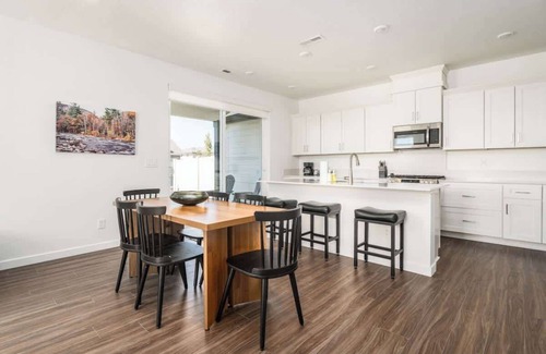 Eagle House | #StayInMyDistrict Eagle Ridge Escape