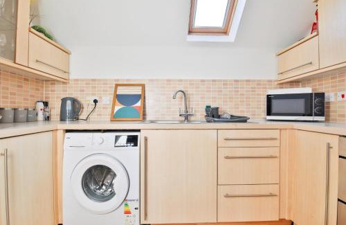 Barry Apartment | StayRight 2 Bed Beach House with Private Parking- Next to Barry Beach and Jackson Bay
