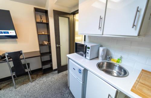 Selly Oak Apartment | STAYSA Equipped studios near QE and UOB in GuestHouse close to the city!