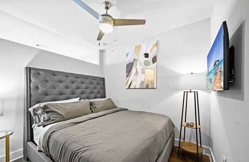 Villa Heights Condo | StaysByWalker 1BR - 2 Miles To Uptown! Gym/Parking