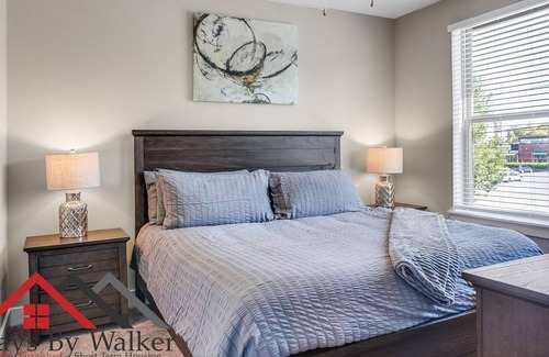 Villa Heights Condo | StaysByWalker 2BR - 2 Miles To Uptown! Gym/Parking