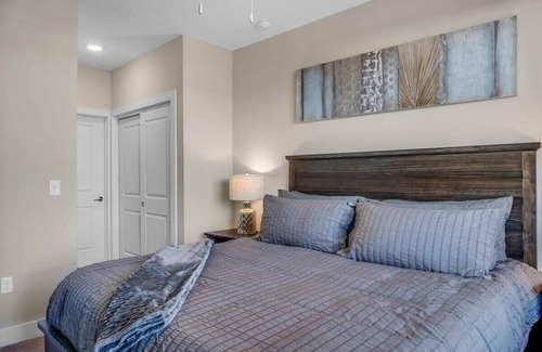 Villa Heights Condo | StaysByWalker 2BR - 2 Miles To Uptown! Gym/Parking