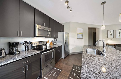 Third Ward Condo | StaysByWalker Uptown 2BR - 1GWIFI/KingBeds/Parking