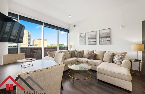 Second Ward Condo | StaysByWalker Uptown 2BR|Spa/Gym/KingBed/Parking