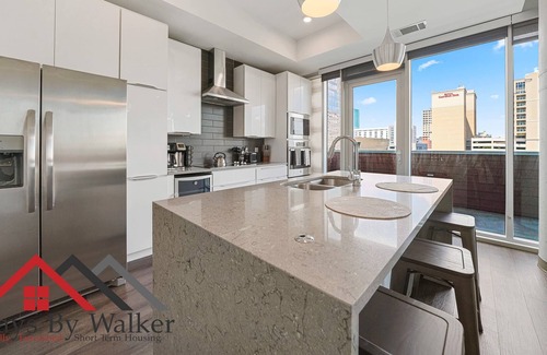 Second Ward Condo | StaysByWalker Uptown 2BR|Spa/Gym/KingBed/Parking