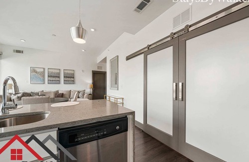 Second Ward Condo | StaysByWalker Uptown 2BR|Spa/Gym/KingBed/Parking