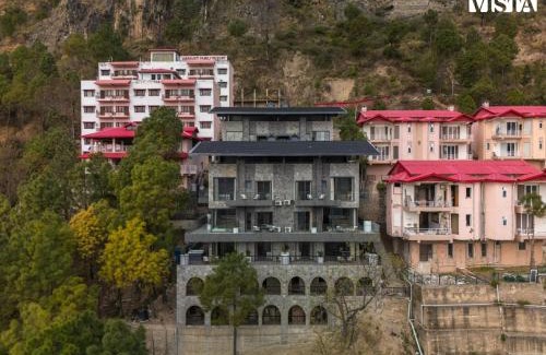 Solan Villa | StayVista at Uno - The Himalayan Den with Jacuzzi