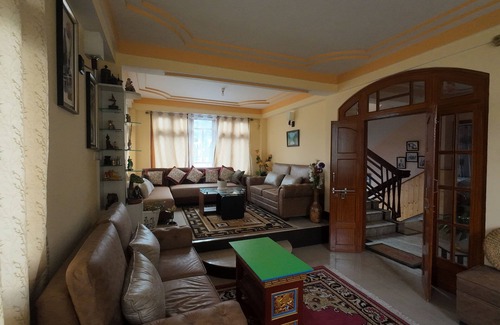 Geyzing House | "StayWithUs: Your Comfort, Our Priority!"