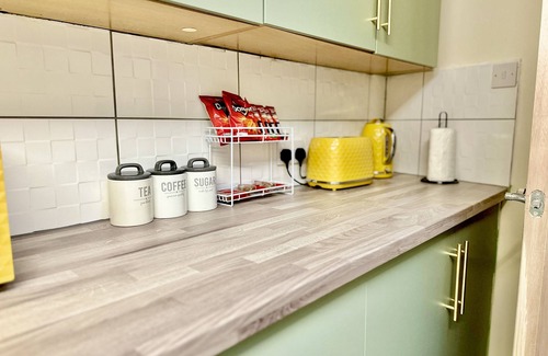 Nottingham House | STAYZED - Cosy Home, Walk To Nottingham City Centre, Amenities and Food Places