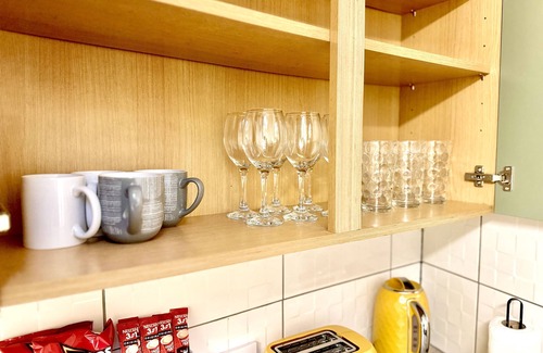 Nottingham House | STAYZED - Cosy Home, Walk To Nottingham City Centre, Amenities and Food Places