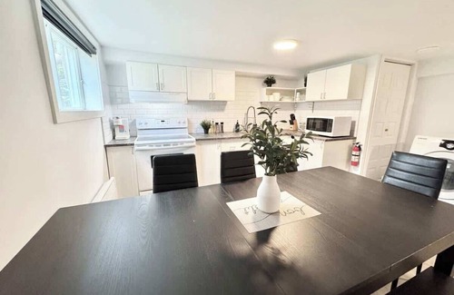 Cite-Universitaire Apartment | Ste-Foy urban area | 4 bedrooms Spa EV charger