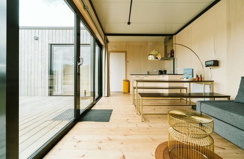 Ouddorp Ski Chalet | Steel house with wood finish: sturdy cabin for four persons.