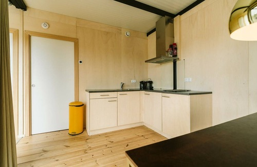 Ouddorp Ski Chalet | Steel house with wood finish: sturdy cabin for four persons.