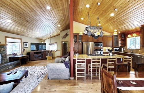Tahoe Sierra Estates House | Steeple Retreat - 3 bedroom, 2.5 bath - close to Tahoe City