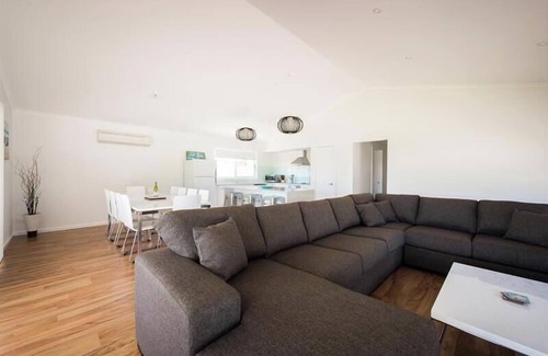 Waterhouse House | Stella Dais - Set off the main street, right in the heart of Robe