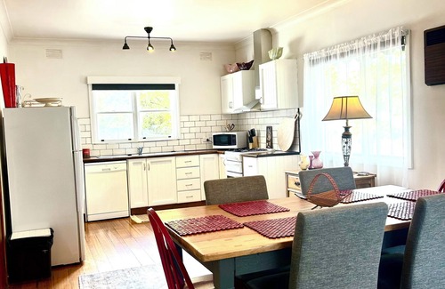 Kyneton House | Stella house Off Piper. nnSpacious 4-bedroom house in charming Kyneton