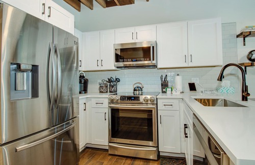 Hillwood Condo | Stellar Condo | Sleeps 4 | 10 mins from Broadway!