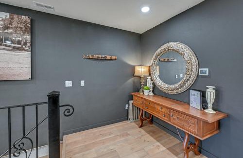 Craig Apartment | Stellar Craig Apartment - Walk to Restaurants!