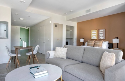 Palms Apartment | Stellar Culver City Studio w/Gym, Lounge & Grill, nr 405, by Blueground