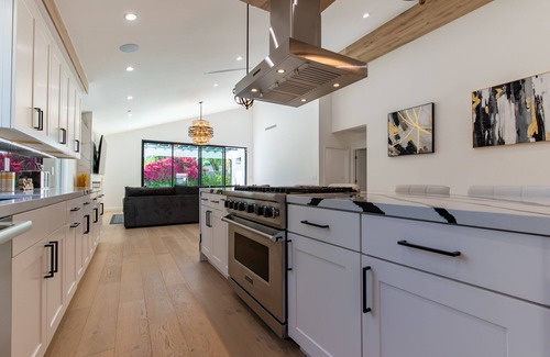 Burbank House | Stellar Home with Pool and Jacuzzi-Minutes from Universal Studios and Hollywood!