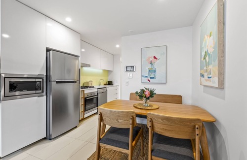 South Brisbane Apartment | Stellar Location With Parking, Pool & Gym Access