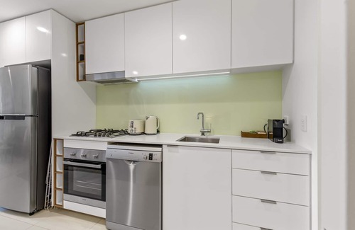 South Brisbane Apartment | Stellar Location With Parking, Pool & Gym Access