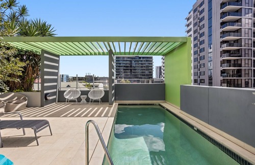 South Brisbane Apartment | Stellar Location With Parking, Pool & Gym Access