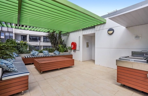 South Brisbane Apartment | Stellar Location With Parking, Pool & Gym Access