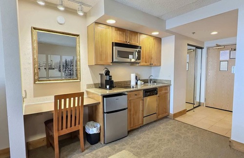 Crested Butte Condo | Stellar Location with Hot Tub, Pool, Steam Room & Gym Acces