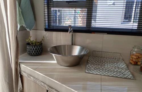 Keetmanshoop Apartment | Stellies Accommodation - Room 3