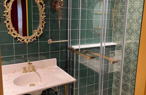 Reading Apartment | Step back in time and experience the elegance of Victorian era.