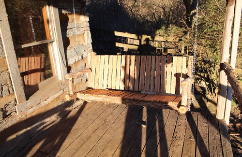 Jonesborough Cabin | Step back in time a charming 1880 historic cabin