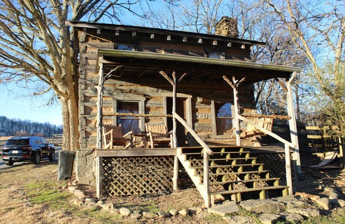 Jonesborough Cabin | Step back in time a charming 1880 historic cabin