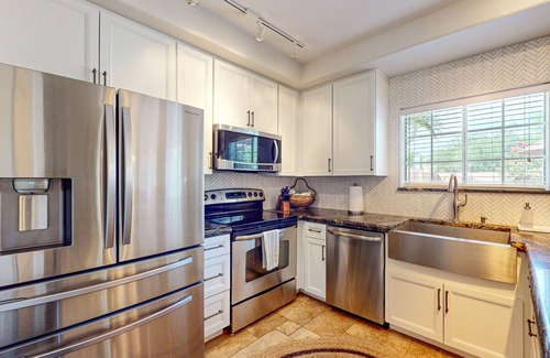 Pinnacle Peak Villas House | Step-free, dog-friendly home with pool, hot tub & grill